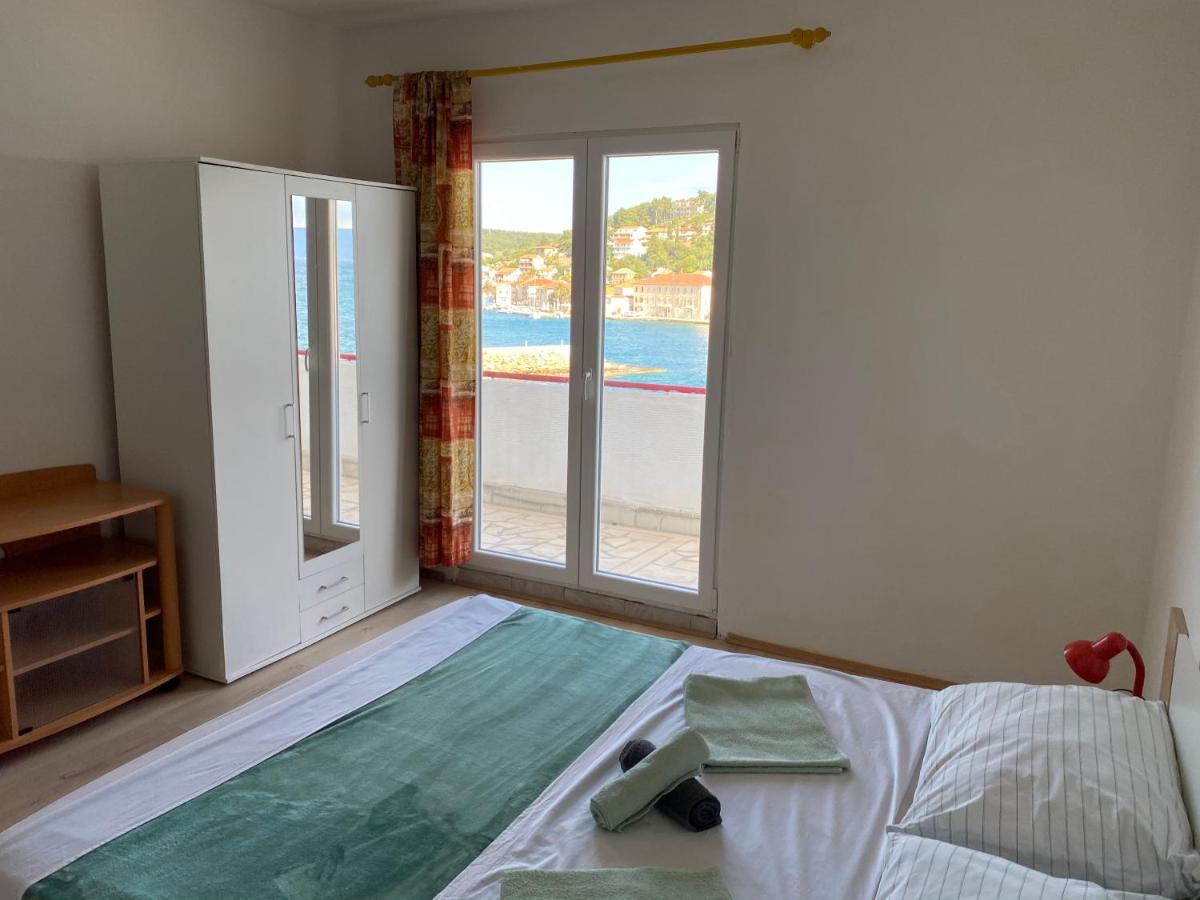 Peronja Jelsa Seafront Apartment *