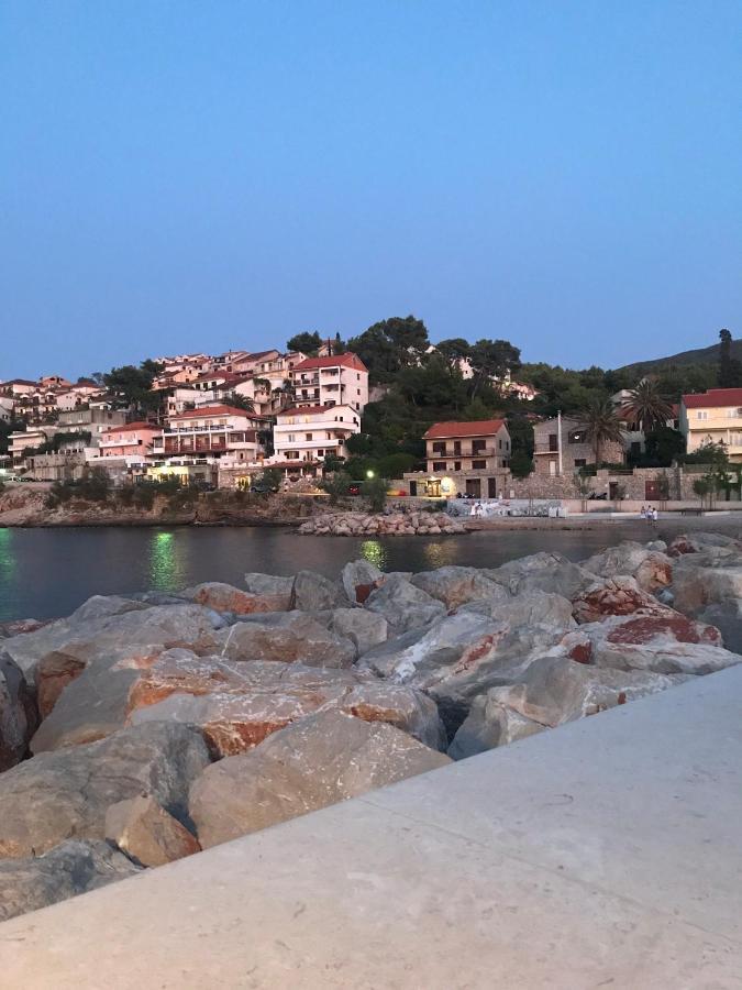 Peronja Jelsa Seafront Apartment *