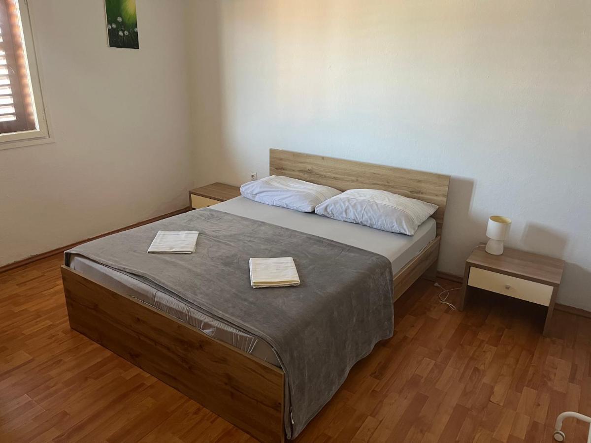Peronja Jelsa Seafront Apartment *