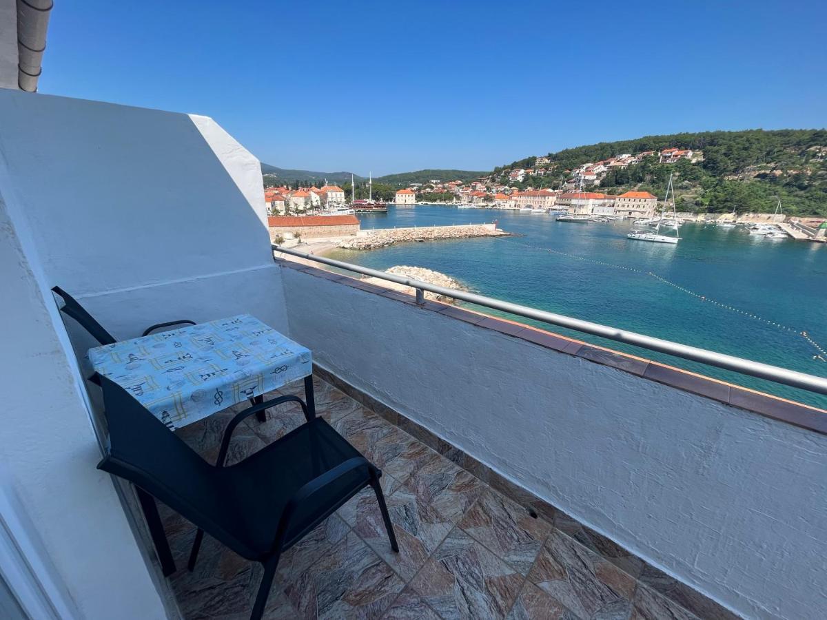 Peronja Jelsa Seafront Apartment