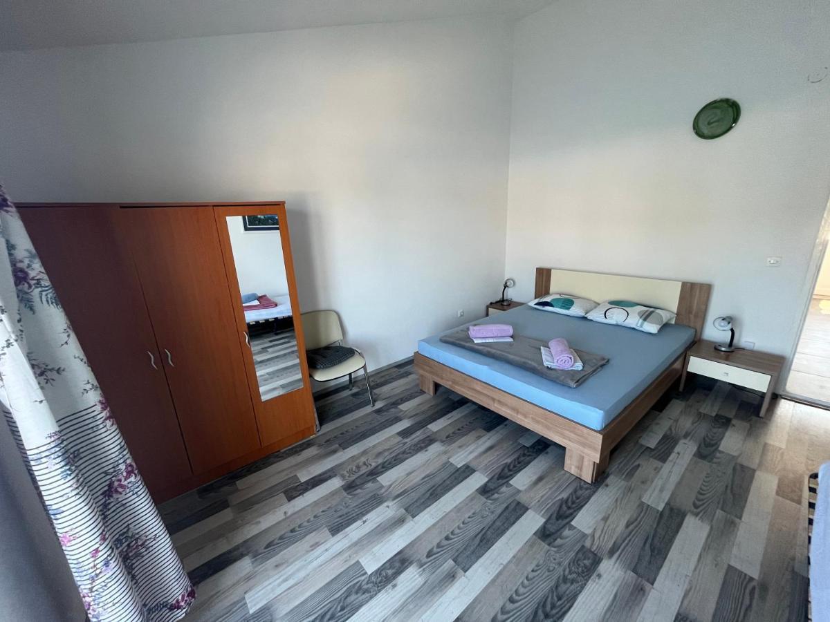 Peronja Jelsa Seafront Apartment *