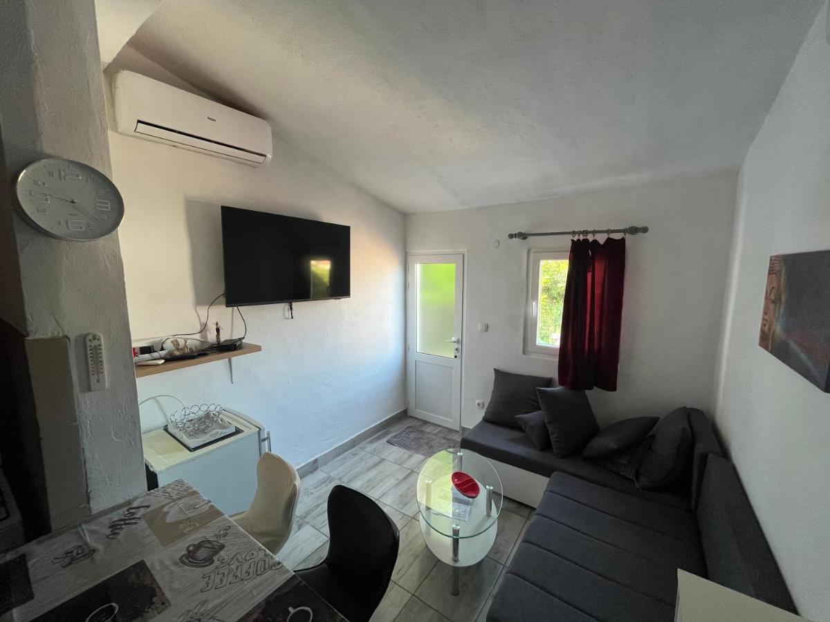 Peronja Jelsa Seafront Apartment *
