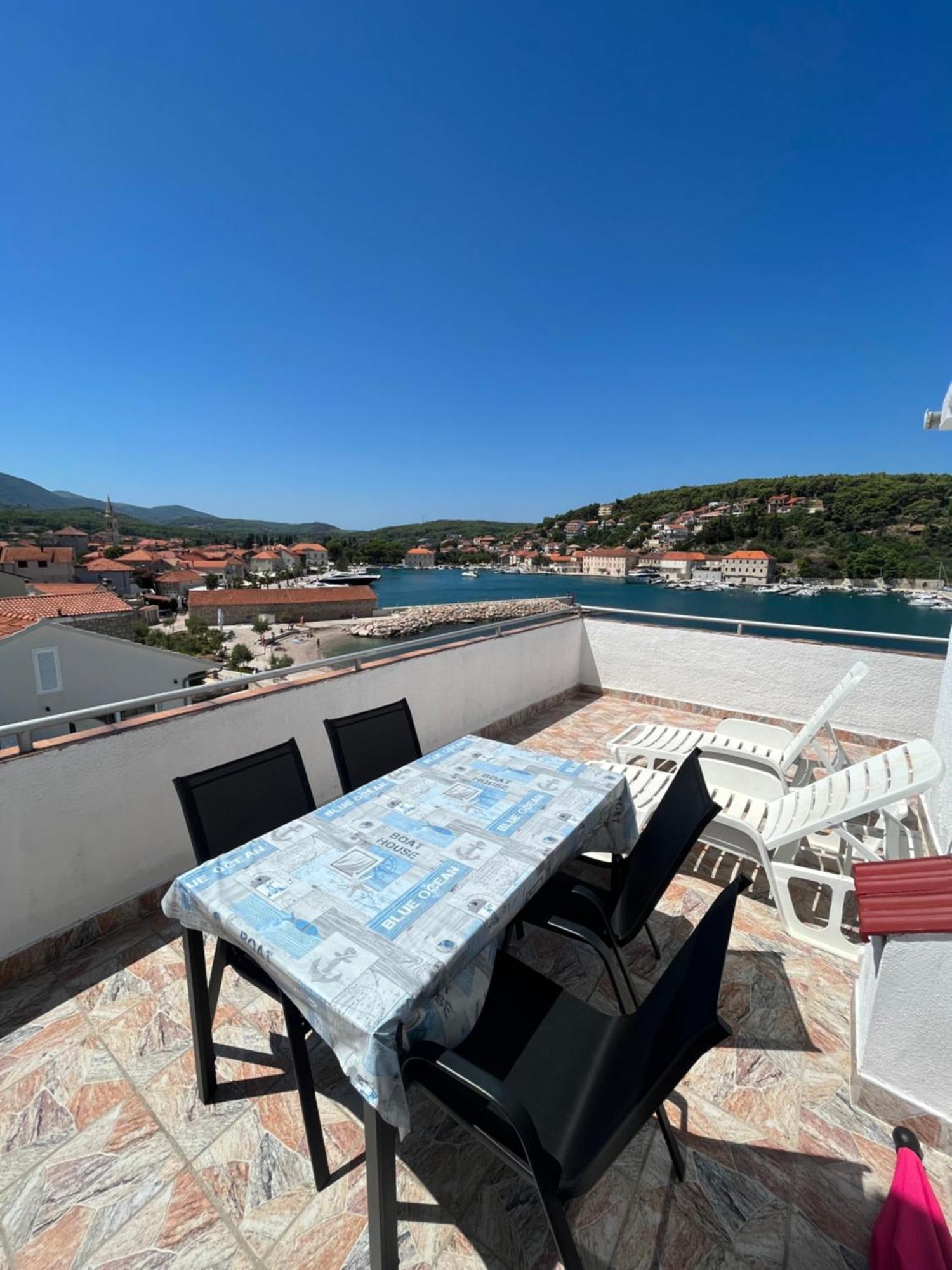 Peronja Jelsa Seafront Apartment