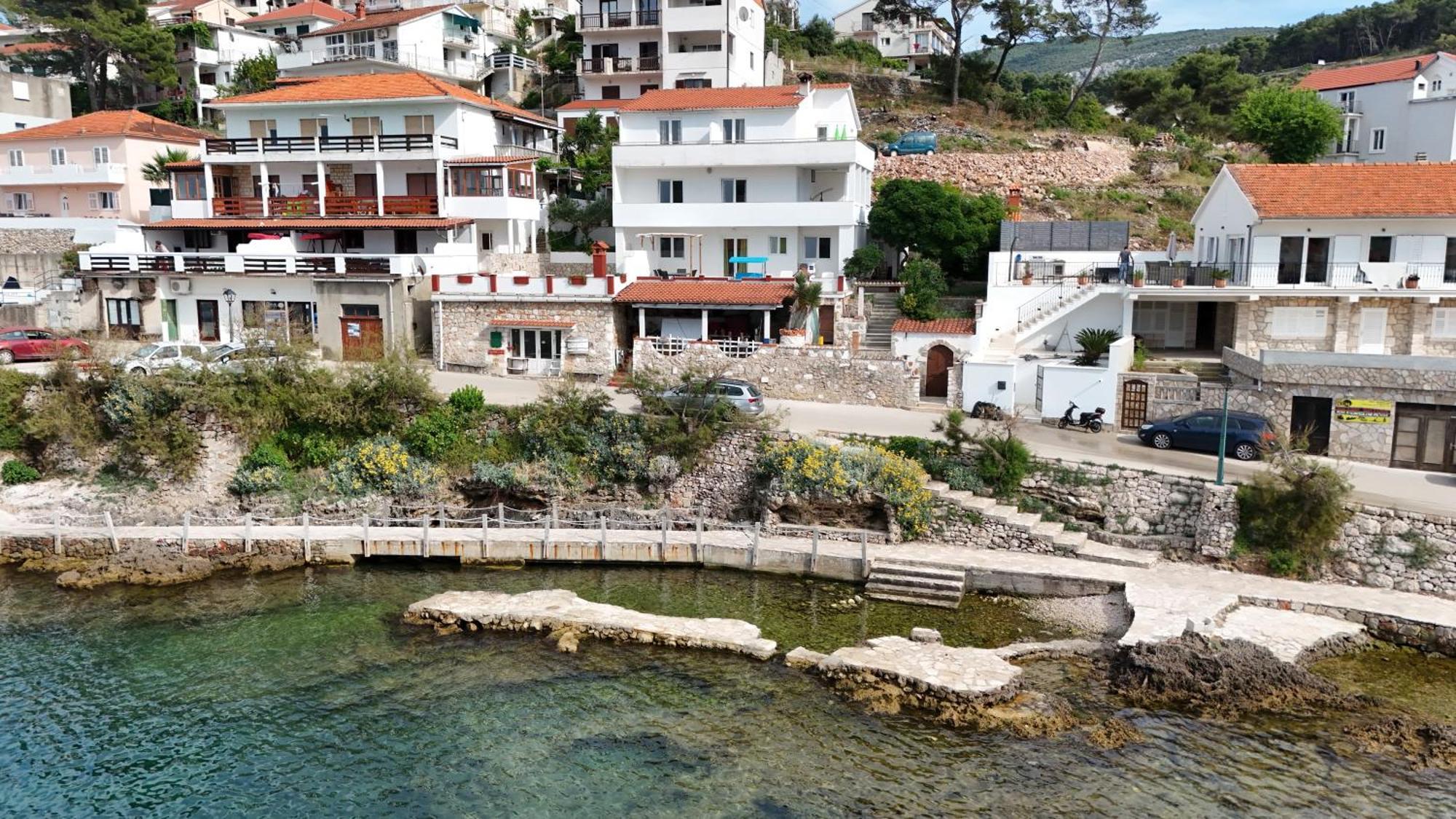 Peronja Jelsa Seafront Apartment
