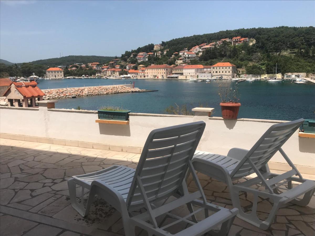 Peronja Jelsa Seafront Apartment